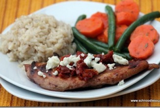 Жареная курица с сыром и вялеными помидорами