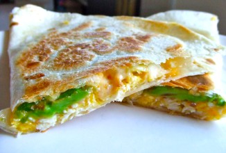 Кесадилья с яйцом и авокадо