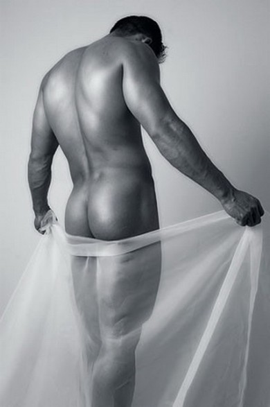 Мужчина разговаривает с членом...