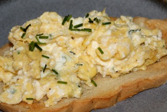 Бутерброд с яйцами и сыром рикотта