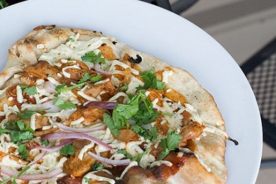 Пицца с курицей и соусом барбекю - приготовление