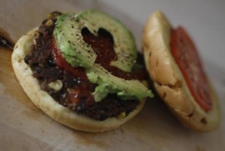 Бургеры со специями и черной фасолью