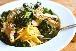 Паста с курицей, брокколи и зеленым горошком