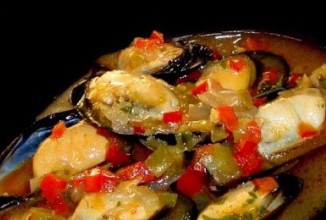 Мидии, тушенные с овощами в томатном соусе