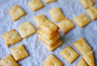 Сырные крекеры