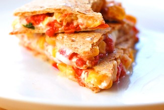 Кесадилья с помидорами и базиликом