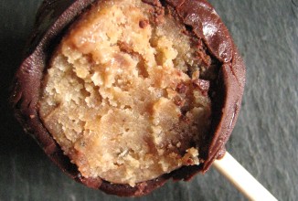 Шоколадные пончики на палочках