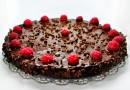 Праздничный шоколадный пирог с малиной