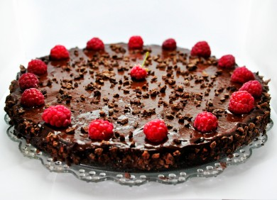 Рецепт Праздничный шоколадный пирог с малиной