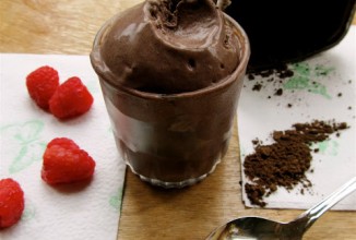 Шоколадное мороженое с малиной