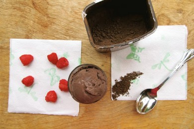 Шоколадное мороженое с малиной - приготовление