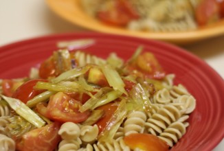 Паста с чесноком, пореем и помидорами