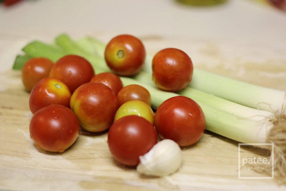 Паста с чесноком, пореем и помидорами - Шаг 1