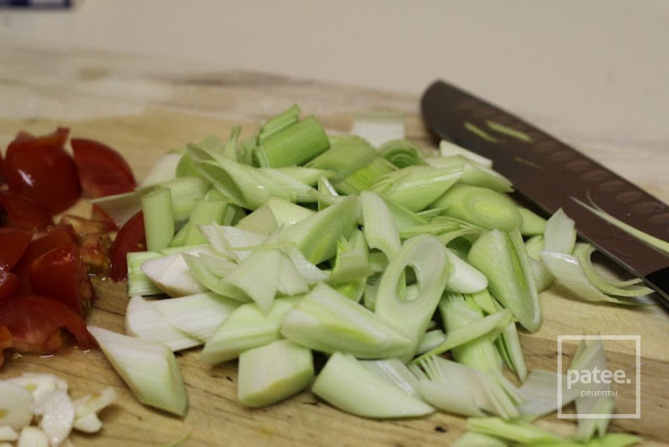 Паста с чесноком, пореем и помидорами - Шаг 2