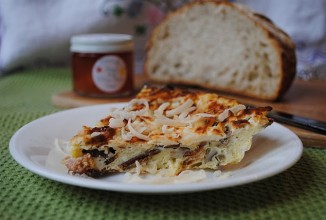 Омлет с карамельным луком и грибами