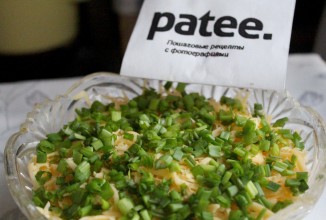 Слоеный салат из репчатого лука и сыра