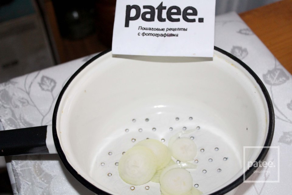 Слоеный салат из репчатого лука и сыра - Шаг 3