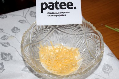 Слоеный салат из репчатого лука и сыра - приготовление