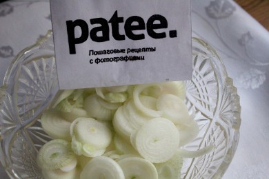 Слоеный салат из репчатого лука и сыра - приготовление