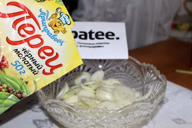 Слоеный салат из репчатого лука и сыра - приготовление