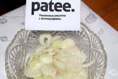 Слоеный салат из репчатого лука и сыра - приготовление