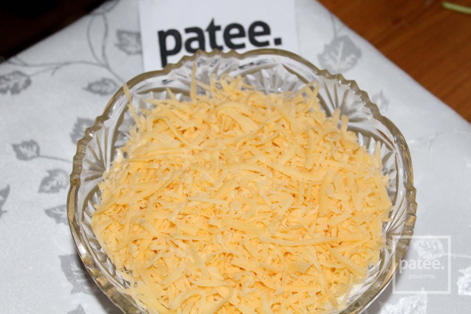 Слоеный салат из репчатого лука и сыра - Шаг 8