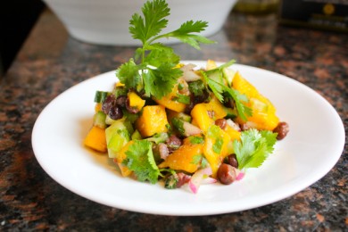 Рецепт Салат с манго и бобами