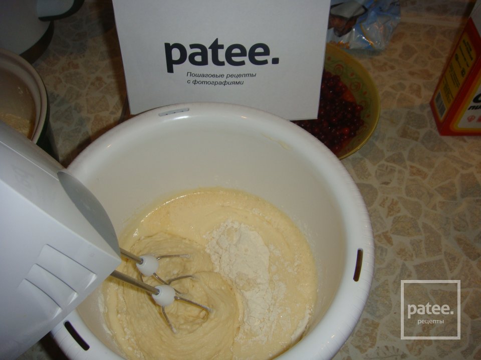 Творожный пирог с брусникой - Шаг 5