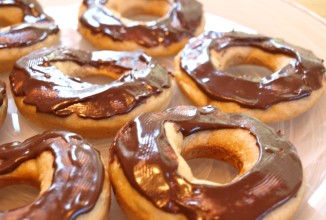 Пончики с шоколадной глазурью