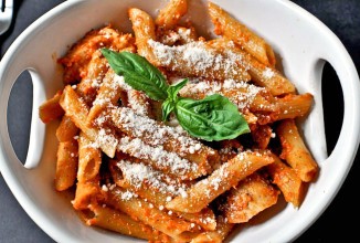 Паста с курицей в соусе