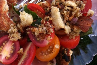 Салат из помидоров с сухариками