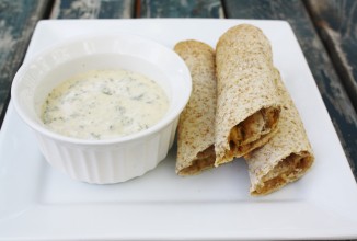 Лепешки такос с курицей и лимонным соусом