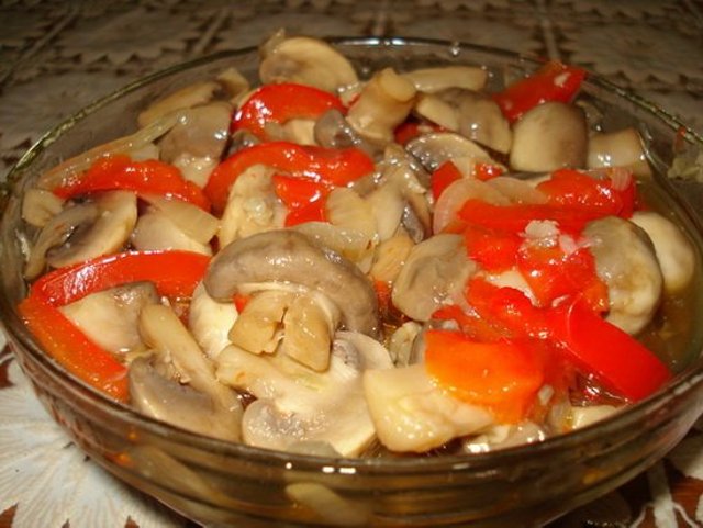 Маринованные грибы с перцем