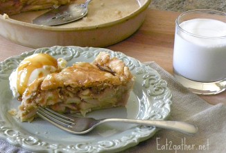 Яблочный пирог с карамельным сиропом