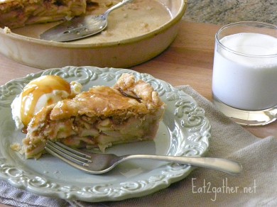 Рецепт Яблочный пирог с карамельным сиропом