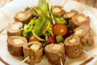 Мясные рулетики с ананасом