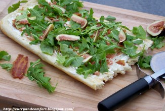 Пицца с беконом и инжиром