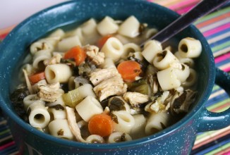 Куриный суп с макаронами и шпинатом