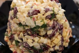 Быстрый салат с фасолью и крабовыми палочками