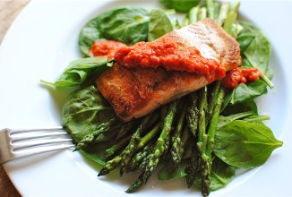 Жареный лосось с песто из красного перца