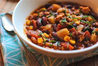 Тушеная курица с фасолью