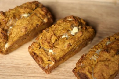 Тыквенный хлеб с белым шоколадом - приготовление