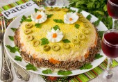 Слоёный салат со свиной печенью