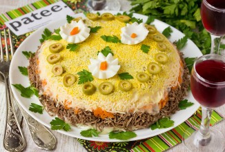 Слоёный салат со свиной печенью