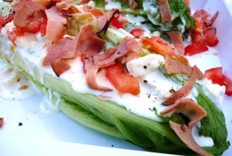 Римский салат под ветчиной и сырным соусом