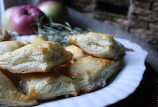 Слойки с яблоком и козьим сыром