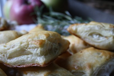 Слойки с яблоком и козьим сыром - приготовление