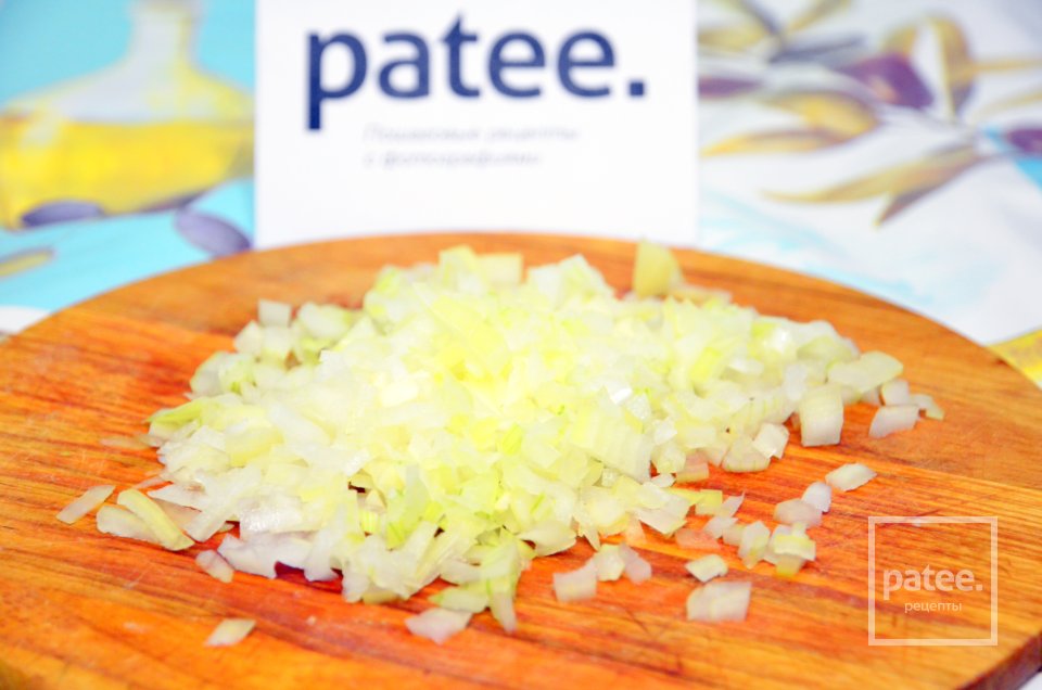 Домашние тефтели в пикантном томатном соусе - Шаг 1