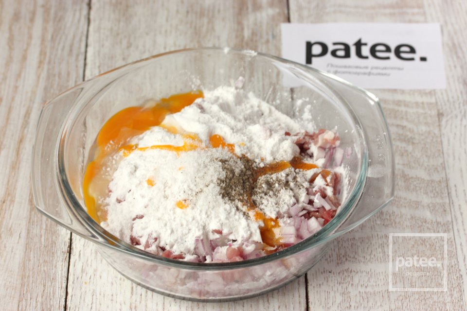 Мясные оладьи из рубленой свинины с крахмалом - Шаг 6