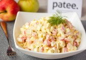 Салат с крабовыми палочками, сладким перцем и яблоком